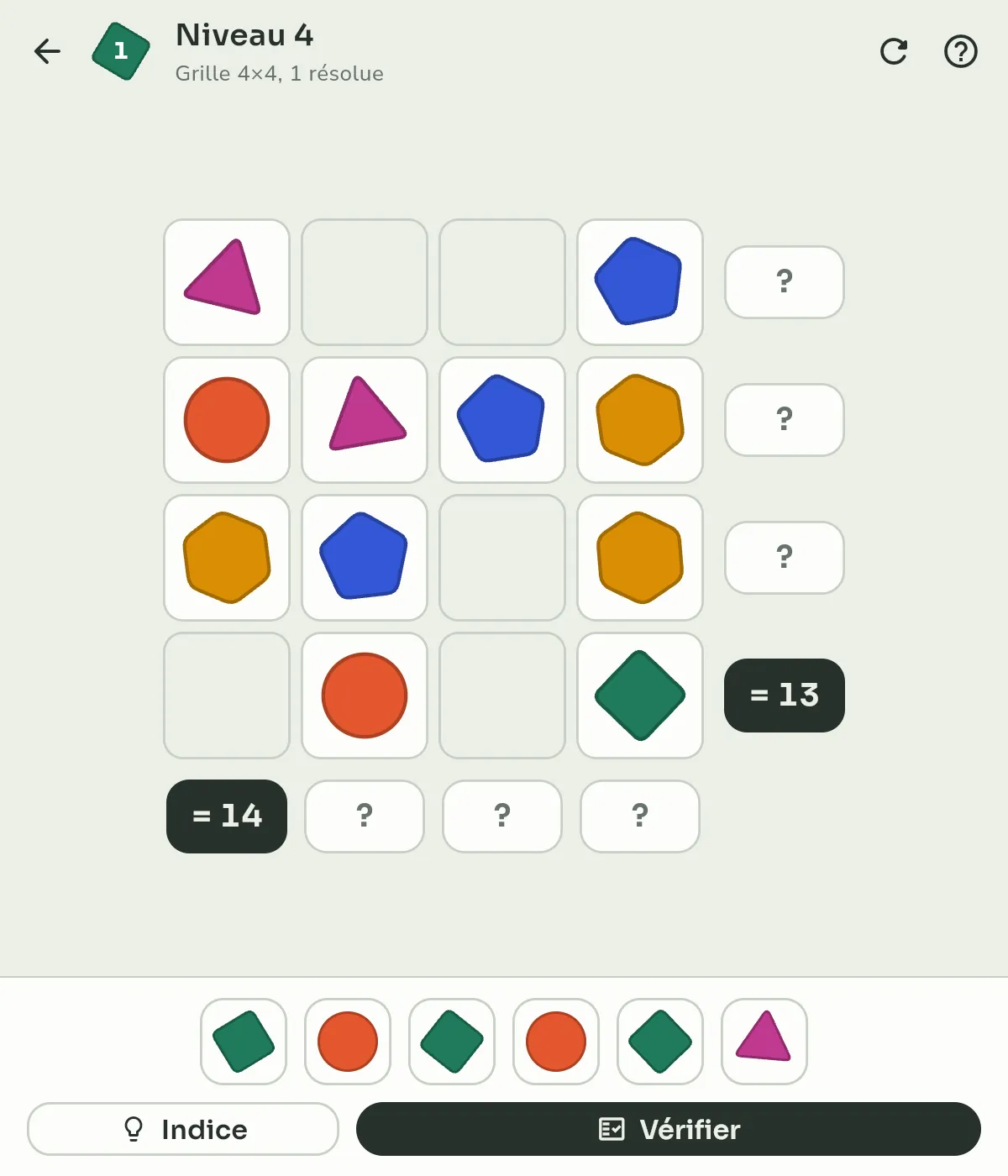 Une grille 4×4 du jeu en cours : des formes déjà posées, des cases vides, des sommes à trouver et les formes à placer en bas de l’écran.